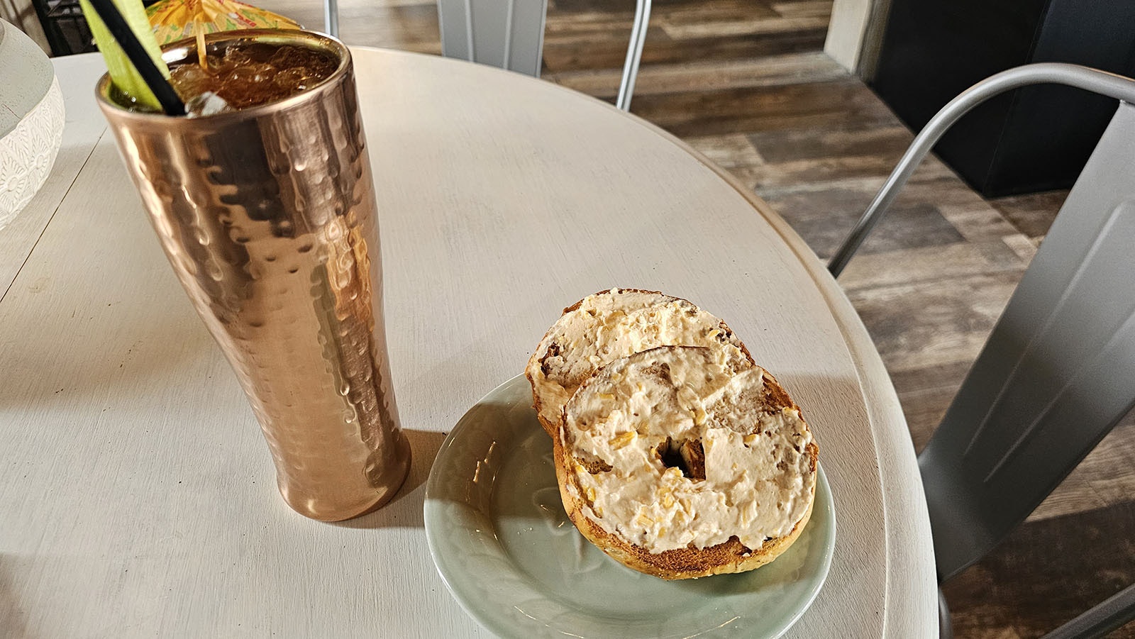 El Wake Up Mary es una variación del Bloody Mary, pero en lugar de vodka, obtiene su toque de un trago de espresso preparado en frío.  El bagel de pimientos y queso crema combina bien con esta bebida.