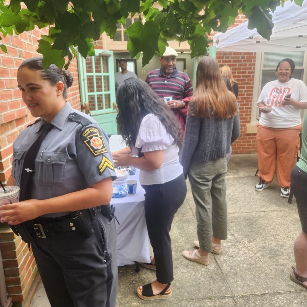 Reunión con el jefe de policía de Coatesville, Jack Laufer, durante 