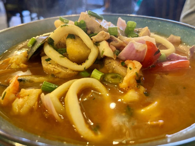 La parihuela Sunqu Delights of Peru es una bullabesa peruana maravillosamente sabrosa.