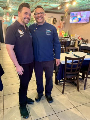 Nicholas Byrnes y el chef Oscar Ludena son los propietarios de Sunqu Delights of Peru en North Fort Myers.