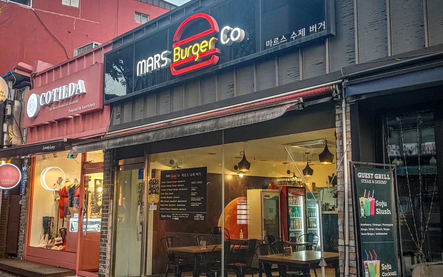 Mars Burger Co. debería ser un lugar de moda para los soldados y los lugareños que anhelan comida reconfortante cerca de Camp Humphreys, Corea del Sur.