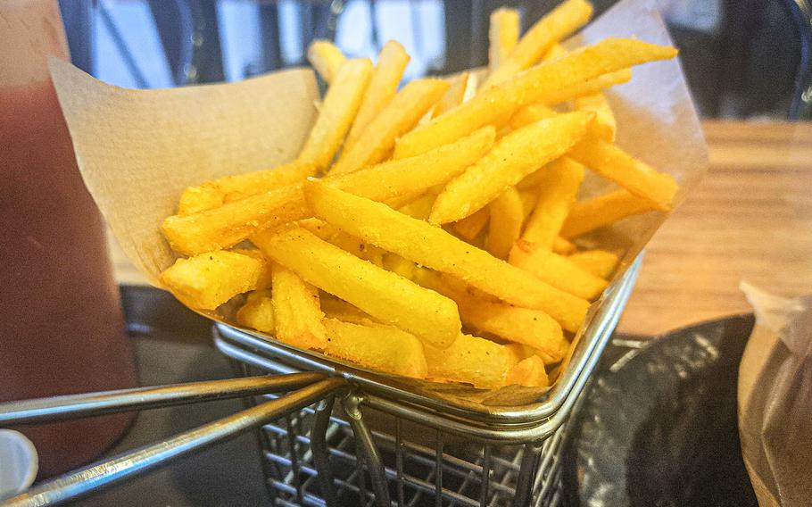 Papas fritas de Mars Burger Co. Se sirven en una cesta de alambre.